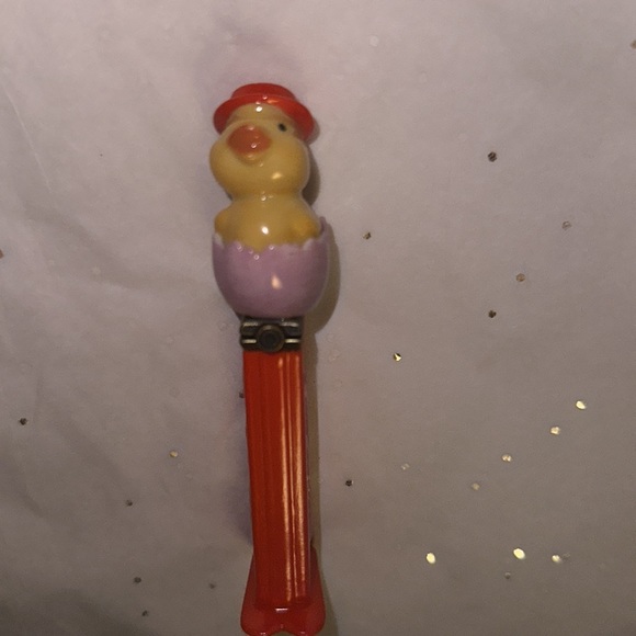 Vintage Retrospect Pez NIB Porcelain, Yellow Chick In Purple Egg, Red Hat, Metal - Picture 2 of 6